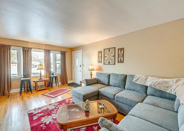 5 Mi To Dtwn Rockford: Pet-friendly W/ Yard!