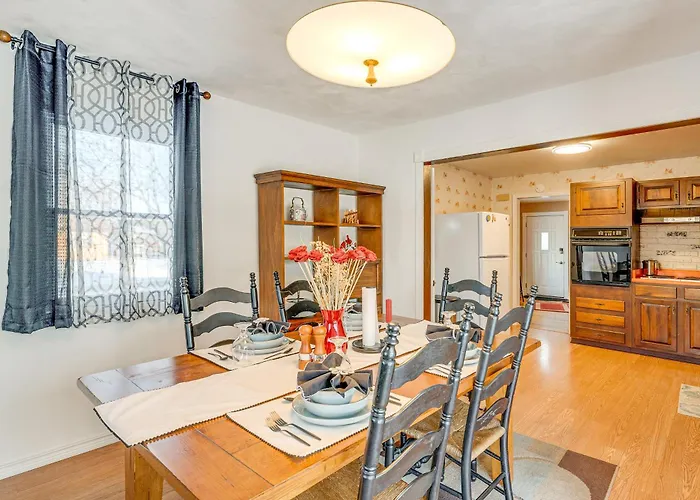 5 Mi To Dtwn Rockford: Pet-friendly W/ Yard! Loves Park
