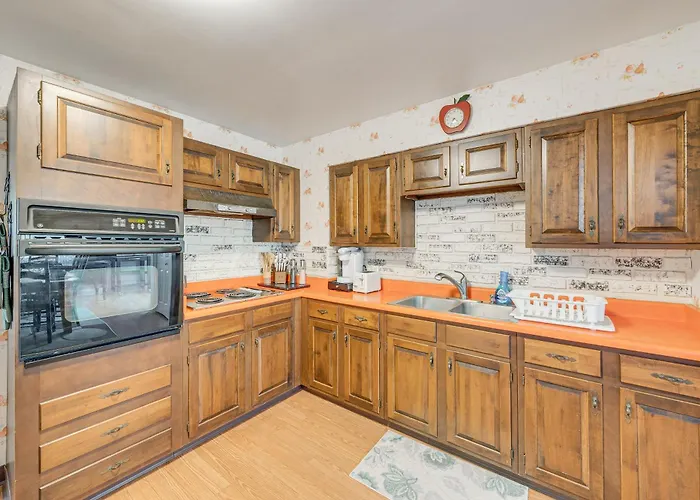 5 Mi To Dtwn Rockford: Pet-friendly W/ Yard! * Loves Park