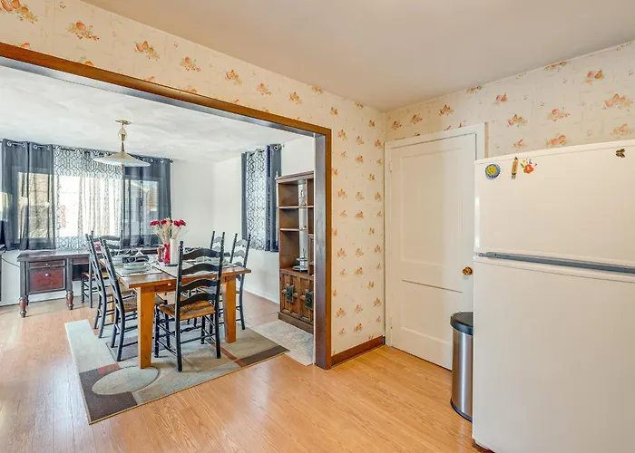 5 Mi To Dtwn Rockford: Pet-friendly W/ Yard! * Loves Park