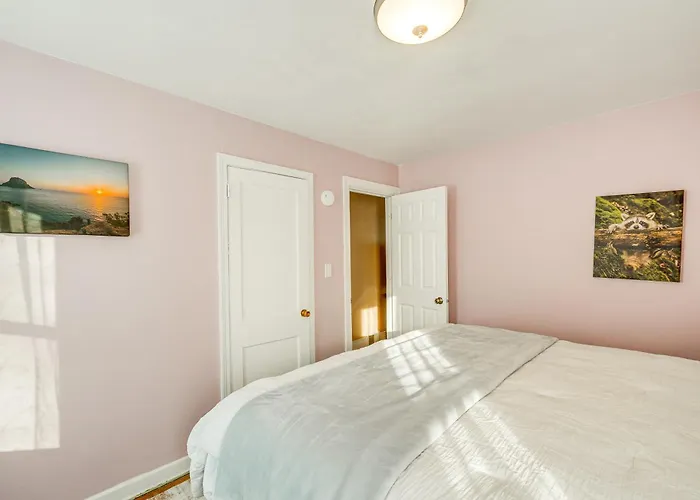 5 Mi To Dtwn Rockford: Pet-friendly W/ Yard!