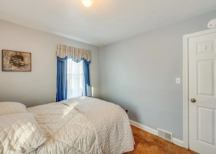 5 Mi To Dtwn Rockford: Pet-friendly W/ Yard! Loves Park