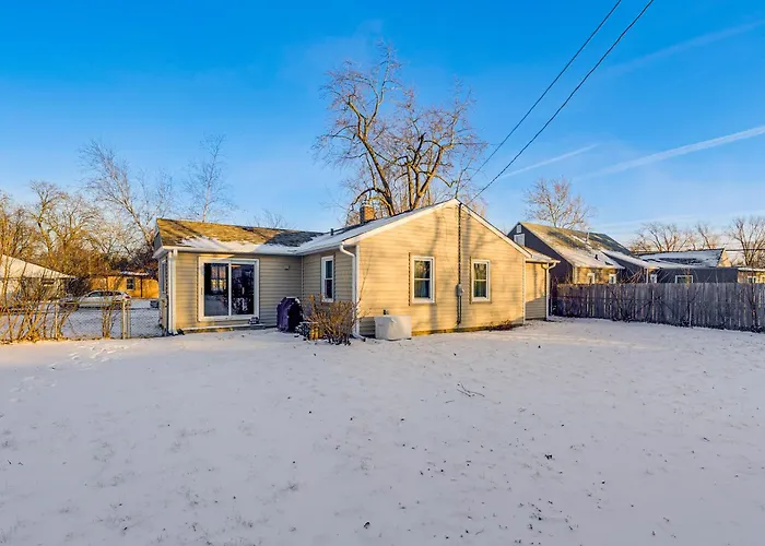 5 Mi To Dtwn Rockford: Pet-friendly W/ Yard! *